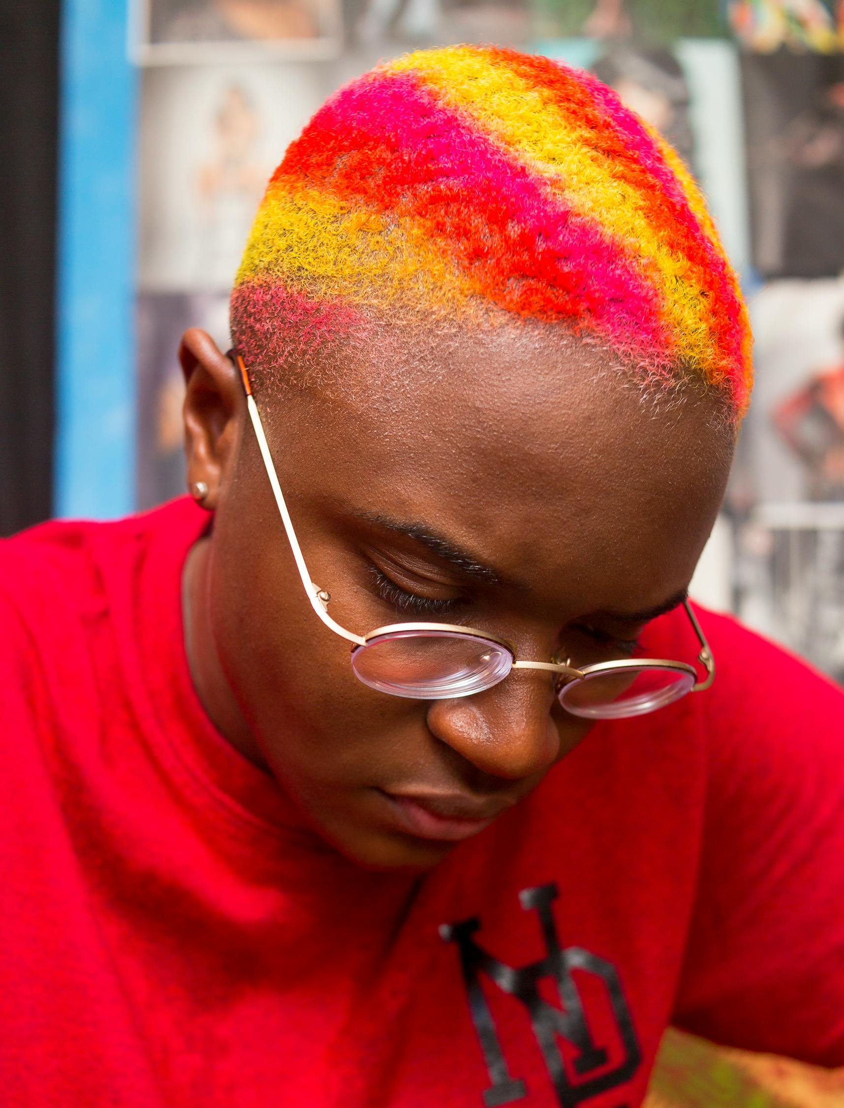 潮流发型新趋势引领时尚风潮,发型变革席卷而来