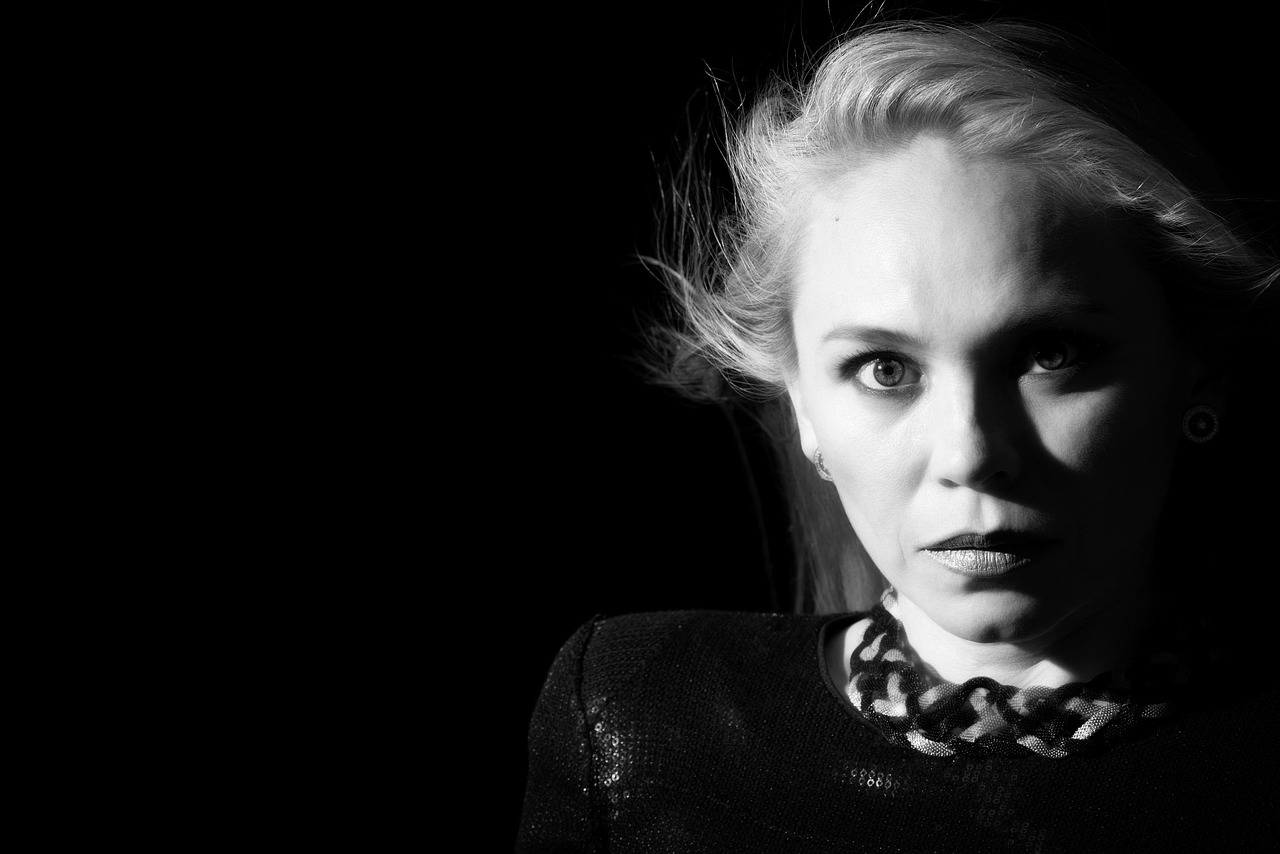 贝拉璀璨星光下的时尚魅力最新美照曝光