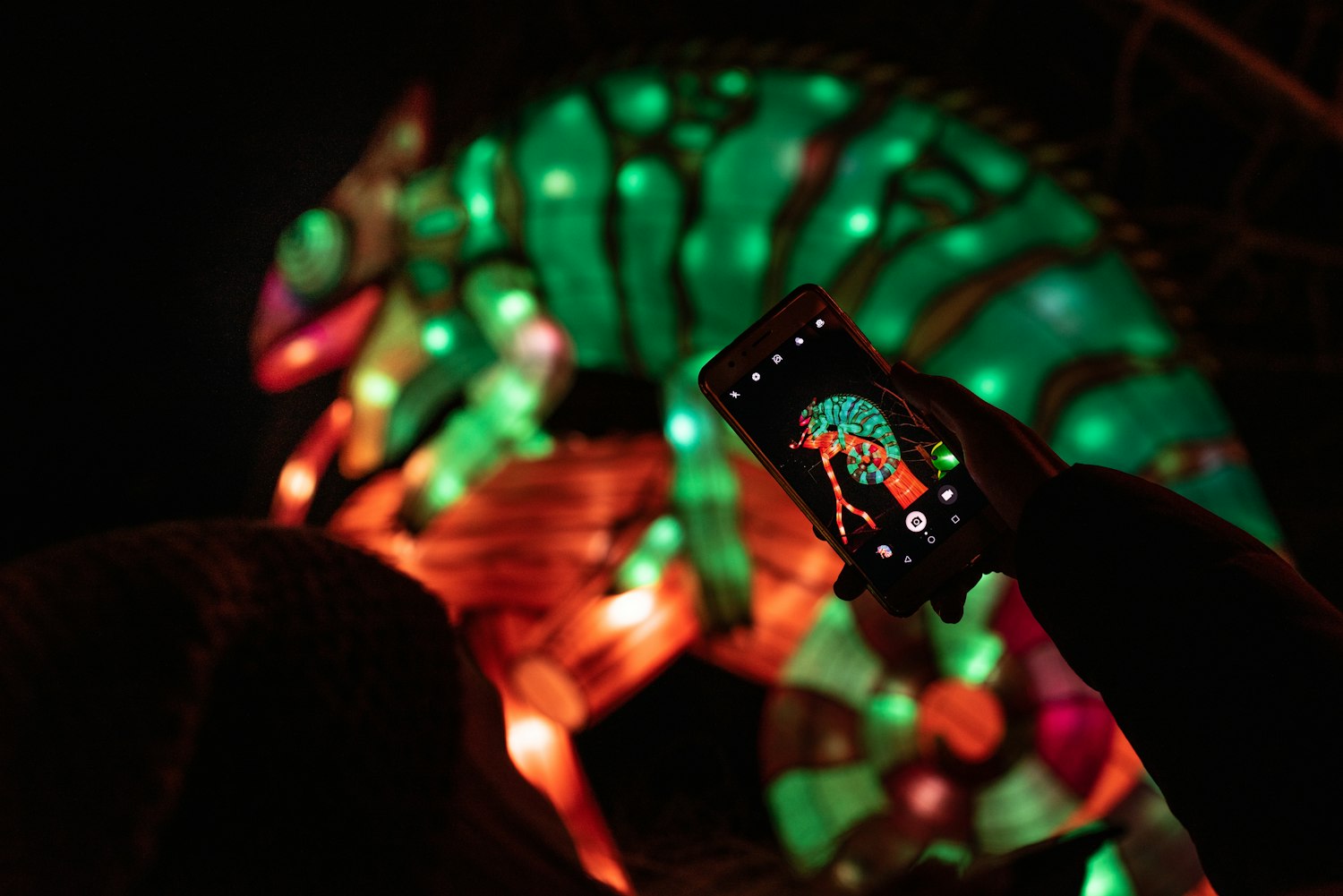 科技与艺术完美融合,最新主题桌面亮相