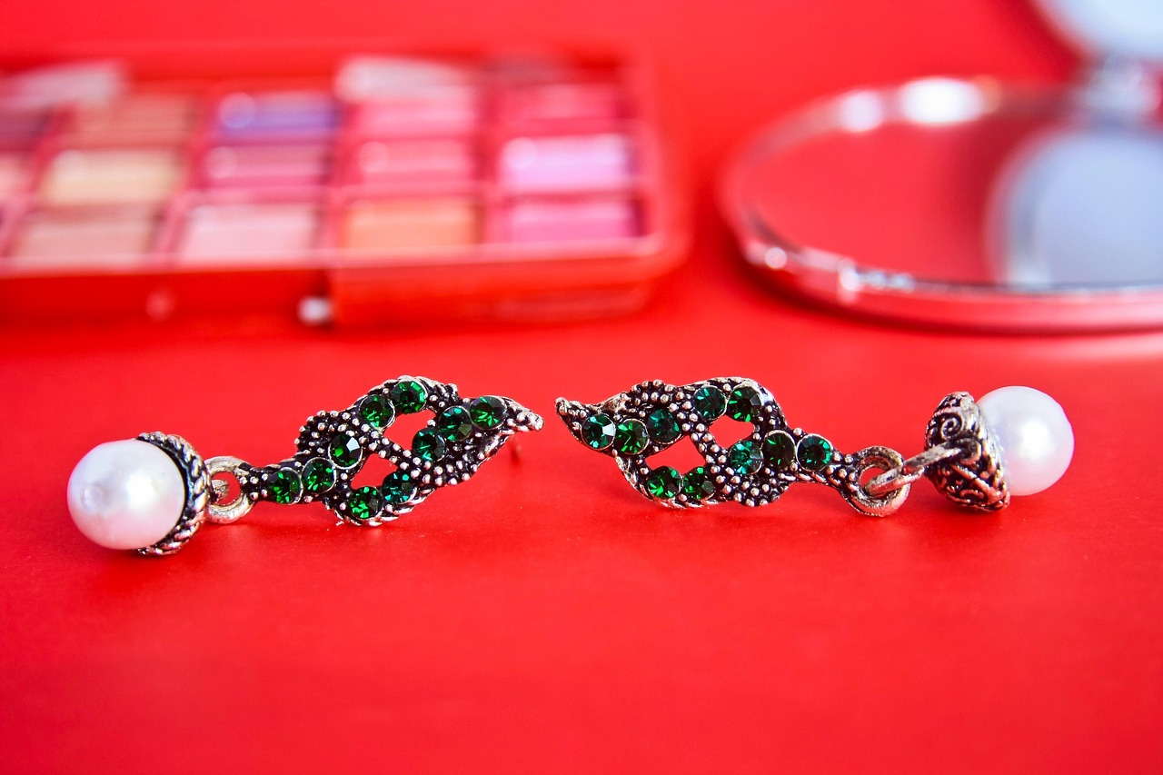 周大福新款耳饰，时尚魅力的极致诠释