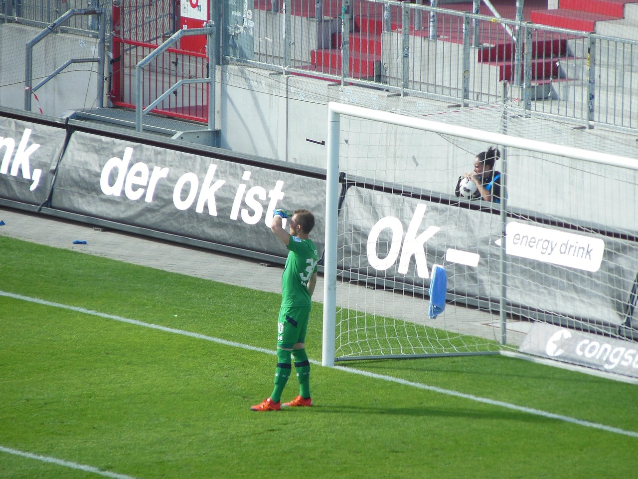 中乌足球对决，激情与友谊的碰撞之夜