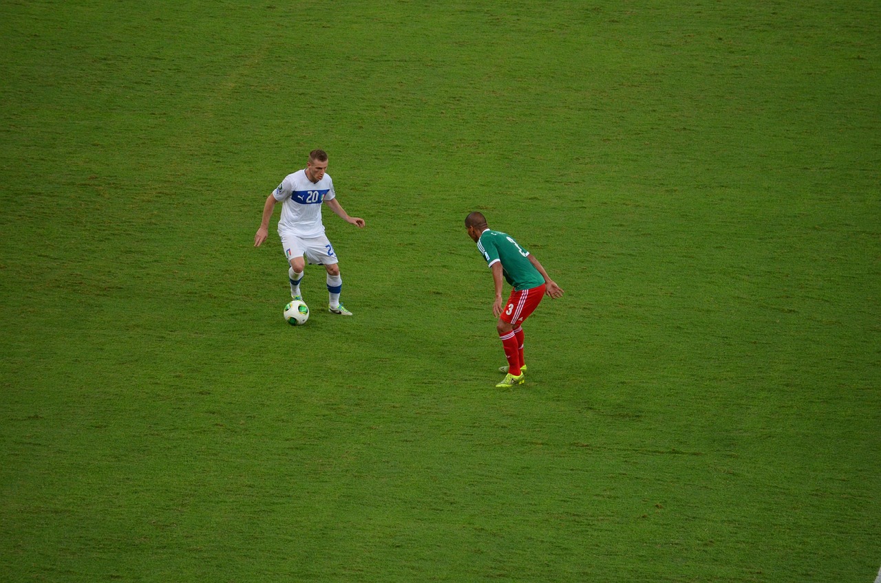 足球比赛中红牌，规则解析、影响与争议探讨