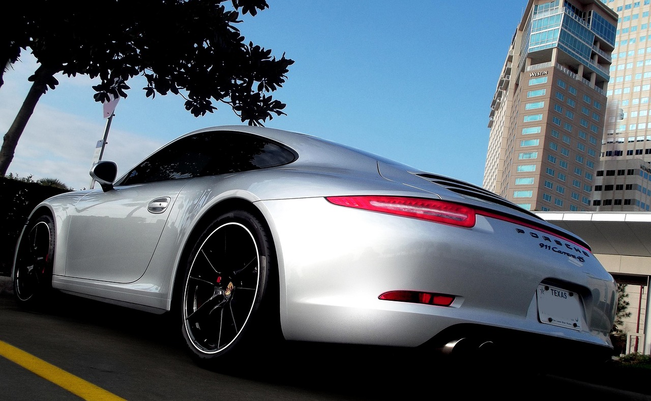 QQ飞车比赛用车，速度与激情的极致展现