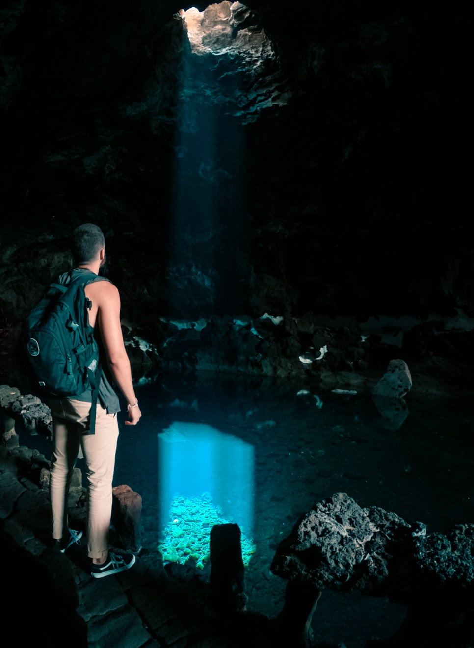 解放的潘多拉，探索自由与欲望的交织